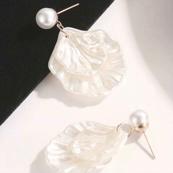 3/$30 SHELL Shaped Faux Pearl Iridescent Dangle Earrings - Picture 2 of 10